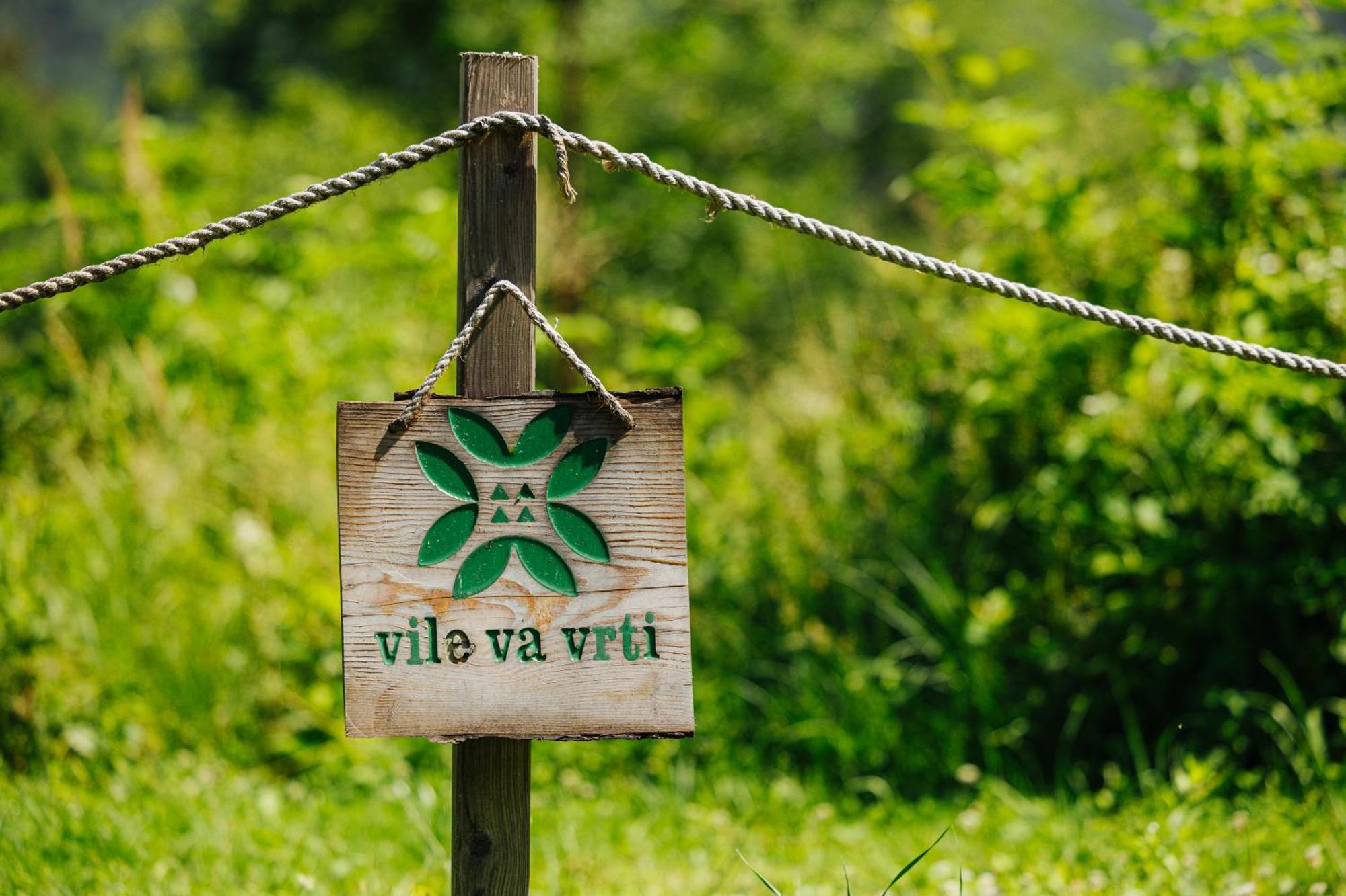 Gozdne Vile Va Vrti Kostel Extérieur photo